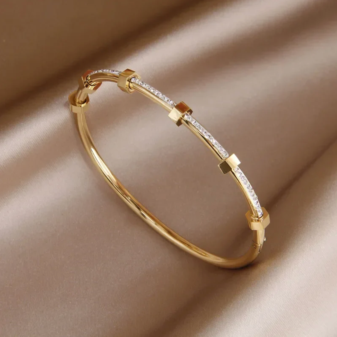 Madison - Clear Gold-Plated Bracelet with Moissanite Coating